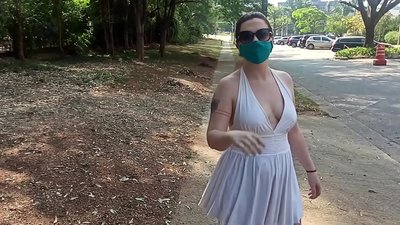 ප්‍රසිද්ධ නිරුවත: රුසියාවේ ගැහැණු ළමයෙක් රියෝ ද ජැනයිරෝ හි වීදිවල ඇගේ ඇඳුම් ගලවා ගැනීමට උත්සාහ කරයි. ඇය පාහේ අත්අඩංගුවට ගෙන ඇත.